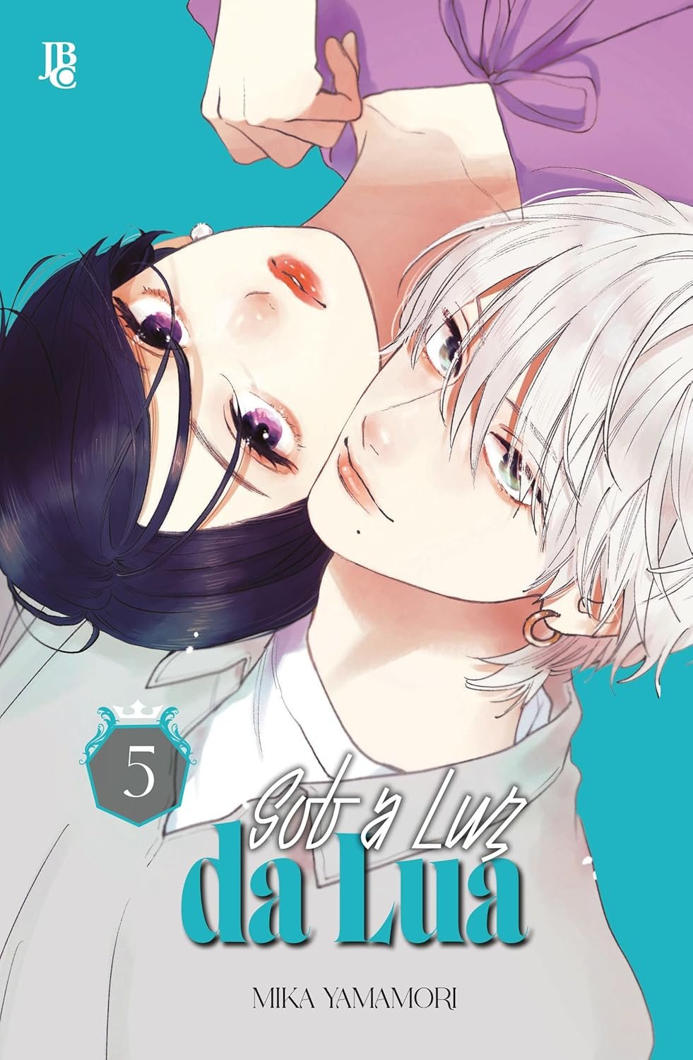 Yoi Takiguchi and Ichimura under a moonlit sky, their faces illuminated by a gentle glow, symbolizing the start of their romance in 'Sob a Luz da Lua Vol. 05'.