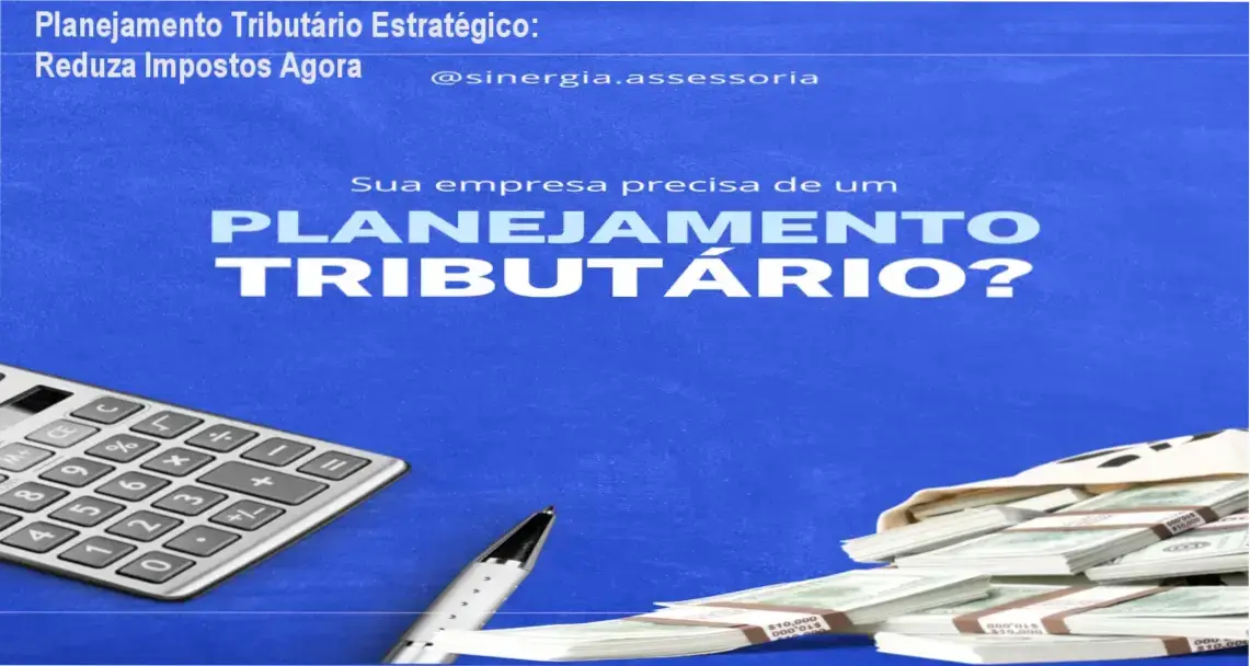 Consultor analisando documentos fiscais para otimizar impostos da empresa